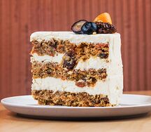 Кусочек морковного торта Любовь-морковь