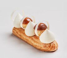 Эклер с бобами тонка и солёной карамелью  