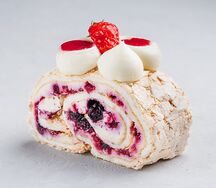 Меренговый рулет с малиной и черникой
