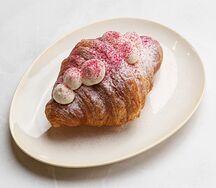 Круассан с малиной и пломбирным кремом