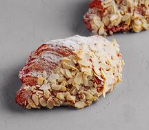 Круассан с миндальным кремом и розой