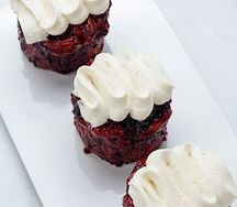 Слоеная бриошь со смородиной и творожным кремом