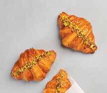 Круассан с фисташковым кремом и малиной