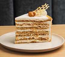 Кусочек сметанника на медовых коржах