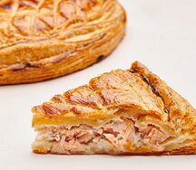 Пирог слоеный рыбный, кусок