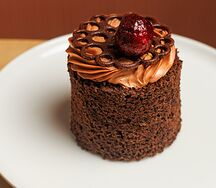 Бисквитное пирожное шоколад-вишня