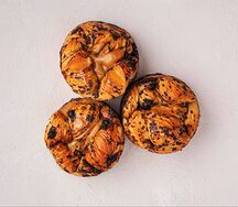 Бриошь слоеная с корицей и карамелью