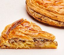 Пирог слоеный с мясом, кусок