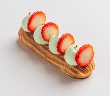 Эклер с клубникой и базиликом