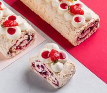 Меренговый рулет с малиной и черникой