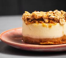 Домашний чизкейк с карамелью и фундуком