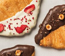 Плоский круассан с шоколадом и фундуком