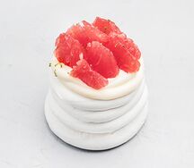 Павлова с грейпфрутом и соусом манго