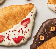 Плоский круассан с белым шоколадом и клубникой