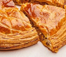 Пирог слоеный с капустой и беконом, кусок