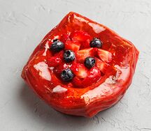 Даниш в брусничной глазури со свежими ягодами