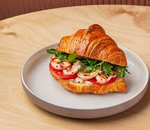 Круассан с креветками, тарамасалатой, икрой трески и пряными травами