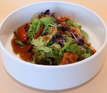 Салат с лососем и вялеными томатами