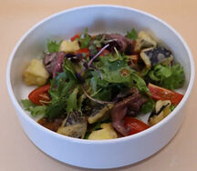 Салат с ростбифом и киноа