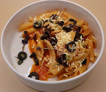 Паста с кальмаром в томатно-чесночном соусе