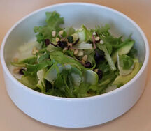 Салат зеленый с кедровыми орехами