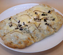 Пицца четыре сыра с печеной грушей (18*28см)