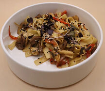 Паста с говядиной и овощами в соусе терияке