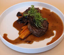 Медальоны из телятины с черносливом и печеной морковью