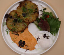 Драники с соусом из печеного перца