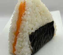 Онигири с лососем