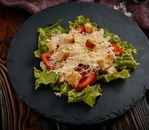 Салат Цезарь с курицей