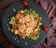 Салат Цезарь с креветками