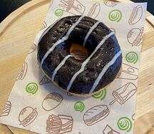 Пончик с шоколадной глазурью