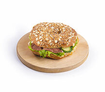 Бэйгл с томленой говядиной и печеным перцем