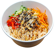 Салат с фунчозой, курицей и кимчи