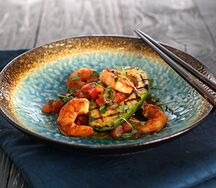 Тигровые креветки с жареным на гриле авокадо