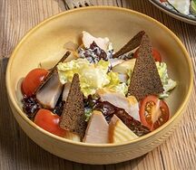 Салат с копченой курицей и гренками