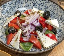 Легкий овощной салат с сыром фета