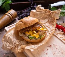 Бургер с рваной свининой BBQ