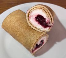 Блинчик с вишней и сливочным сыром