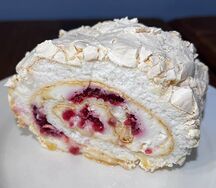 Меренговый рулет с малиной