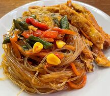 Фунчоза с овощами и омлетом