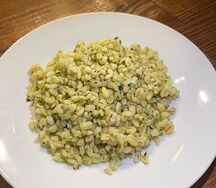 Булгур со шпинатом и соусом песто