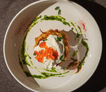 Овощные панкейки со страчателлой и красной икрой