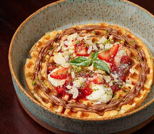 Песочная вафля со сливочным кремом и клубникой