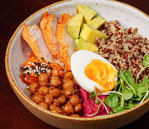 Боул с киноа с индейкой, свекольным хумусом, бататом и авокадо