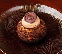 Пирожное Шу с кофейным кремом и чили