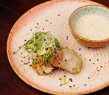 Спринг-ролл с креветками, авокадо и манго