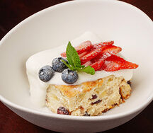 Творожная запеканка со сметаной и ягодами