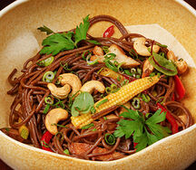 Гречневая лапша с индейкой и овощами